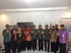 Wakil Ketua KPID Jawa Tengah Asep Cuwantoro berpose bersama peserta pembekalan kelompok masyarakat pemantau di LPPL Radio Swara Kendal, Kamis (22/2/2018).