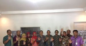 Wakil Ketua KPID Jawa Tengah Asep Cuwantoro berpose bersama peserta pembekalan kelompok masyarakat pemantau di LPPL Radio Swara Kendal, Kamis (22/2/2018).
