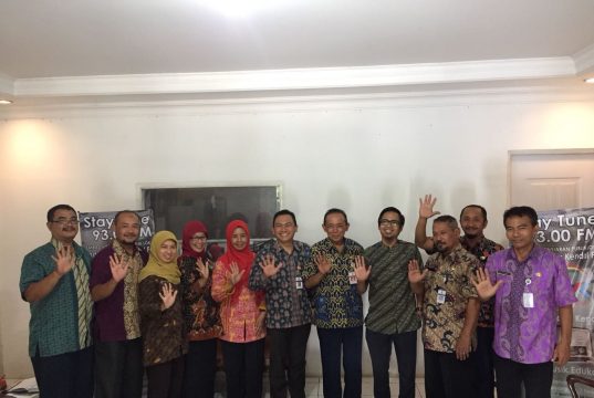 Wakil Ketua KPID Jawa Tengah Asep Cuwantoro berpose bersama peserta pembekalan kelompok masyarakat pemantau di LPPL Radio Swara Kendal, Kamis (22/2/2018).