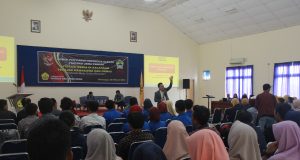 Peserta seminar literasi media menyimak pemaparan materi dari Wakil Ketua KPID Jawa Tengah Asep Cuwantoro di Kampus Universitas Pekalongan (Unikal), Selasa (28/2/2018).