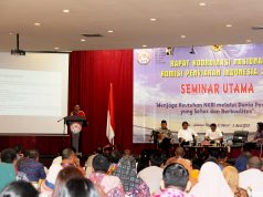 Wakil Ketua Komisi I DPR RI Asril Tanjung, S.Ip. menyampaikan paparan dalam seminar utama Hari Penyiaran Nasional (Harsiarnas) ke-85 di Palu, Senin (2/4/3/2018).