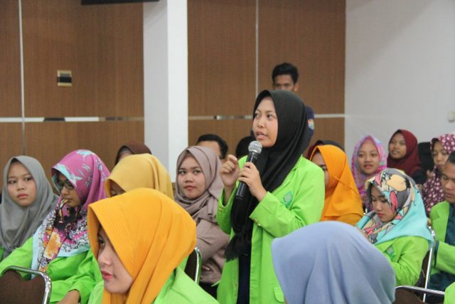 Mahasiswa Program Studi Komunikasi dan Penyiaran Islam (KPI) Fakultas Dakwah dan Komunikasi Universitas Islam Negeri (UIN) Walisongo Semarang berkunjung ke kantor KPID Jawa Tengah, Jumat (27/4/2018).